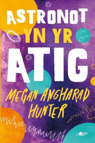 Astronot yn yr atig